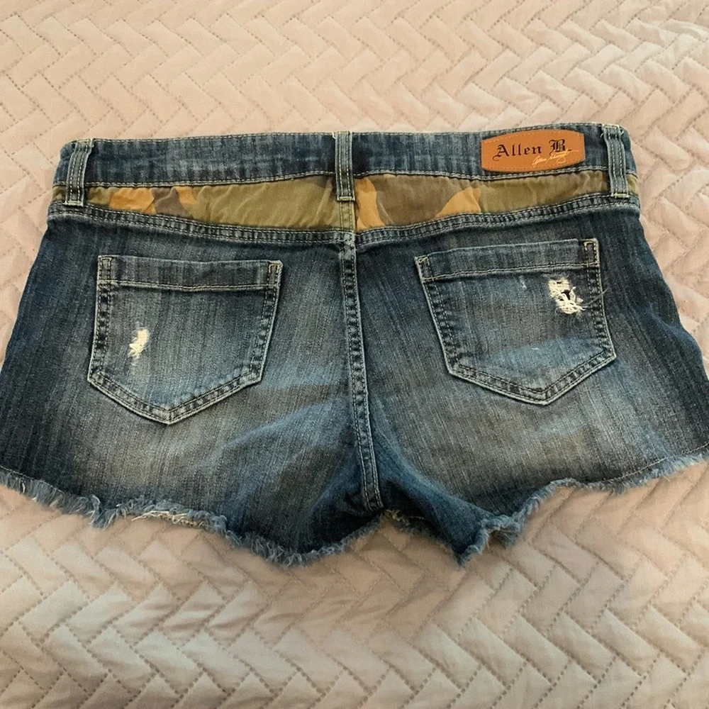 Distressed Shorts With Camo - Picture 2 of 2